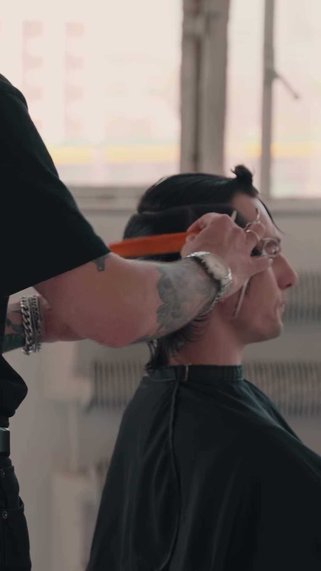 Kadr 1 z realizacji Cutcut Barber Academy