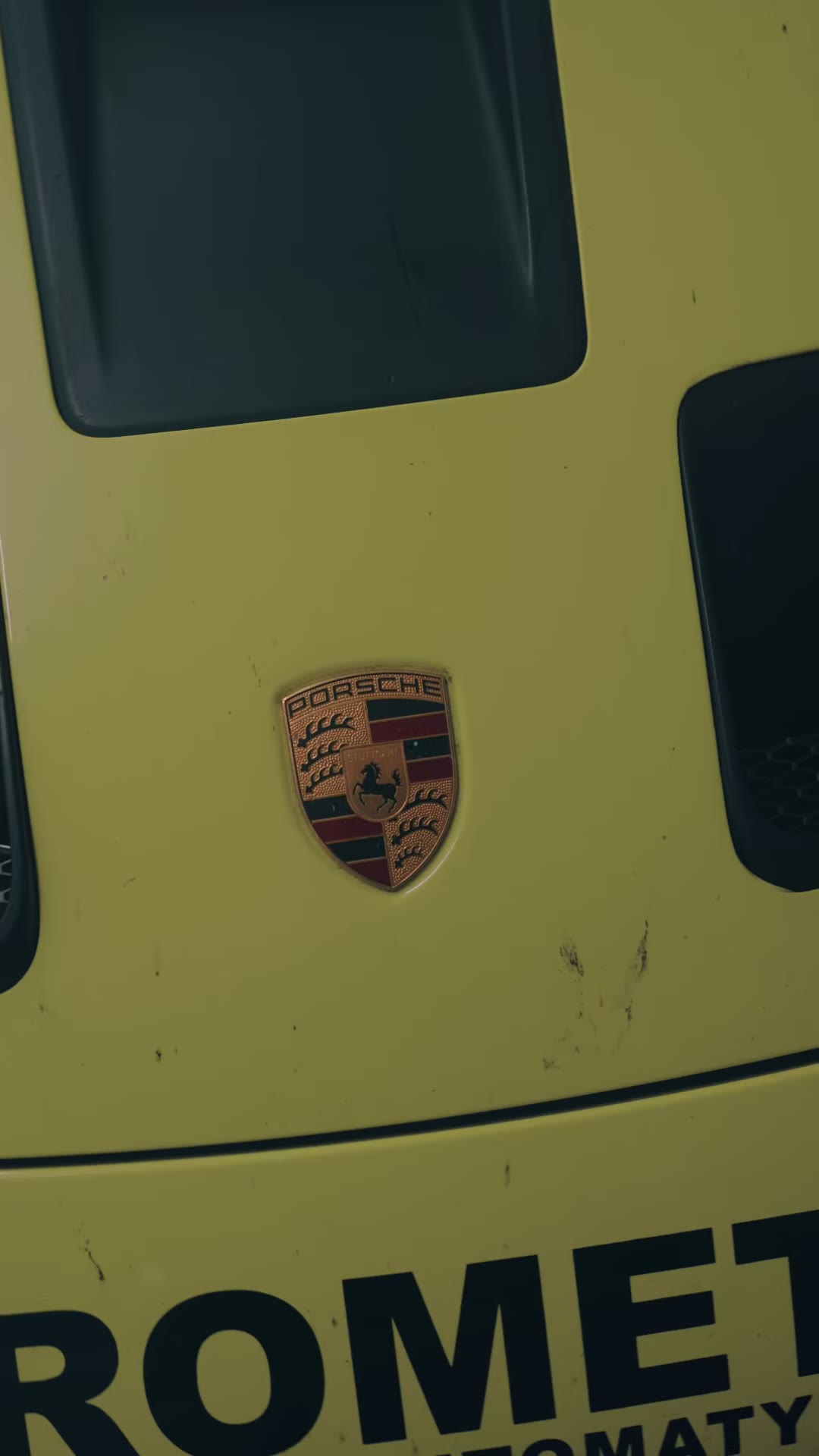 Cutcut Barber Academy: Fryzjerska rolka z Porsche