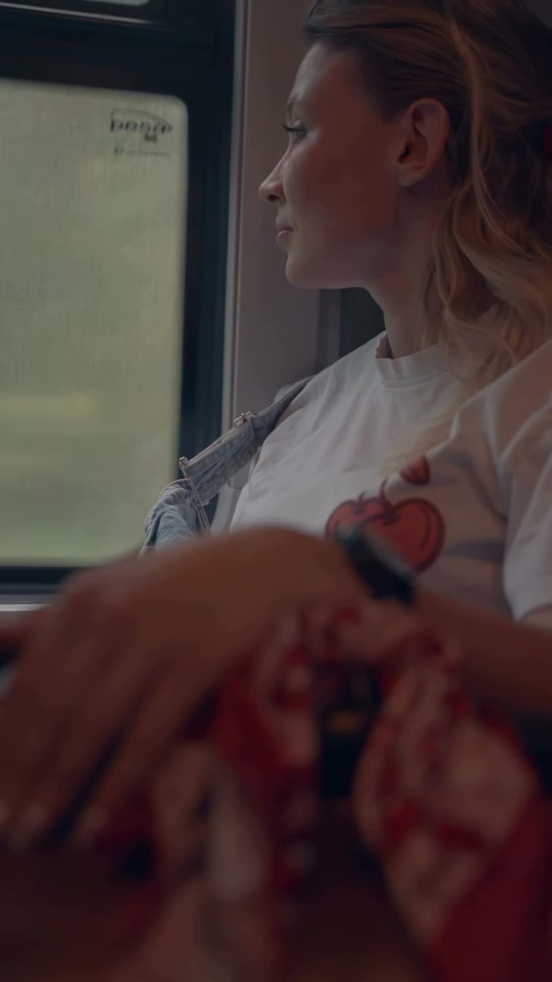 Reels i fotografie opowiadające o powstaniu miejsca dla dzieci i rodziców w Kaźmierzu.