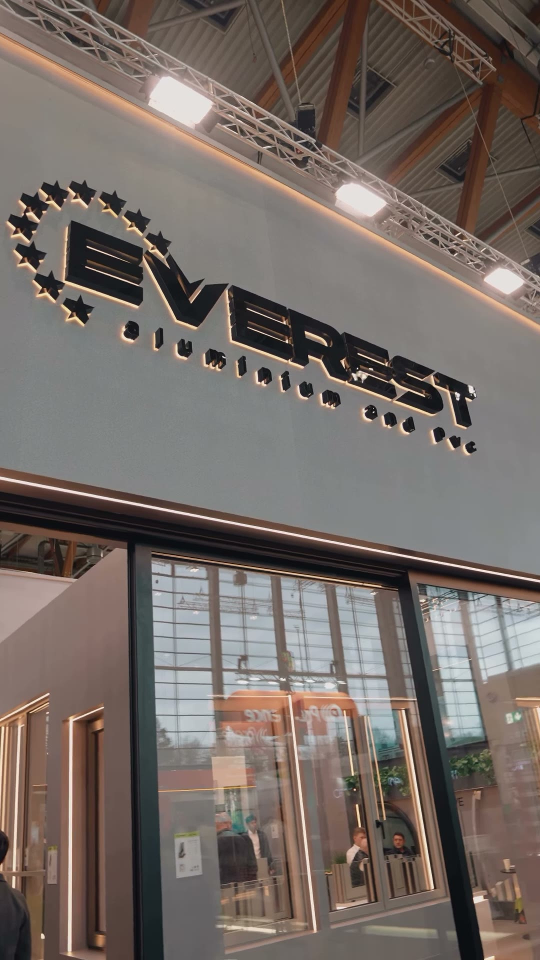Filmy z targów Fensterbau Frontale 2026, ze showroomu ROKA w Bielsku i z magazynu MACO Polska, a także materiały ze stoiska na Budmie.